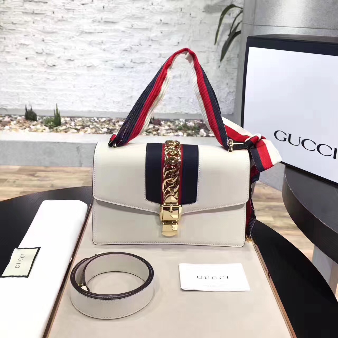 米兰milan Coach母公司赚翻了；历峰考虑出售积家｜二姨看时尚